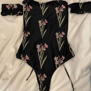 O’NIELL floral One piece swim suit with off the shoulder sleeve and a lace back✨